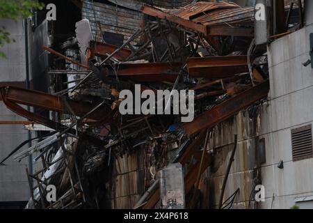 Berlin, Allemagne. 4 mai 2024. Le bâtiment de l'usine détruit à Berlin-Lichterfelde. Travaux d'extinction achevés après un incendie majeur dans la construction d'usine à Berlin-Lichterfelde. L'incendie majeur dans une entreprise de technologie métallurgique à Berlin-Lichterfelde a éclaté vendredi matin, 3 mai 2024. Crédit : Sven Struck/Alamy Live News Banque D'Images