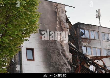 Berlin, Allemagne. 4 mai 2024. Le bâtiment de l'usine détruit à Berlin-Lichterfelde. Travaux d'extinction achevés après un incendie majeur dans la construction d'usine à Berlin-Lichterfelde. L'incendie majeur dans une entreprise de technologie métallurgique à Berlin-Lichterfelde a éclaté vendredi matin, 3 mai 2024. Crédit : Sven Struck/Alamy Live News Banque D'Images