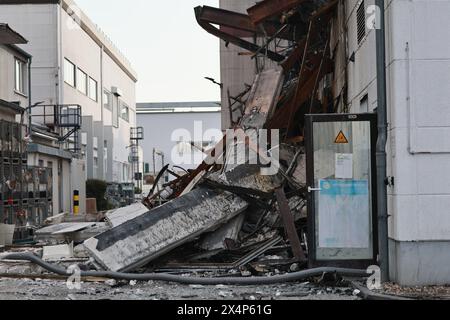 Berlin, Allemagne. 4 mai 2024. Le bâtiment de l'usine détruit à Berlin-Lichterfelde. Travaux d'extinction achevés après un incendie majeur dans la construction d'usine à Berlin-Lichterfelde. L'incendie majeur dans une entreprise de technologie métallurgique à Berlin-Lichterfelde a éclaté vendredi matin, 3 mai 2024. Crédit : Sven Struck/Alamy Live News Banque D'Images