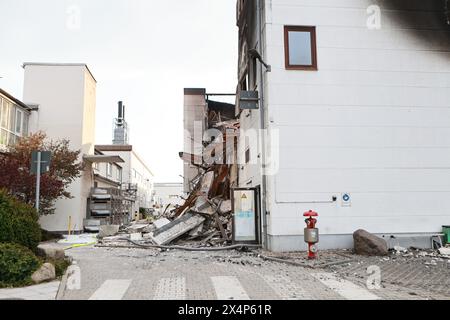 Berlin, Allemagne. 4 mai 2024. Le bâtiment de l'usine détruit à Berlin-Lichterfelde. Travaux d'extinction achevés après un incendie majeur dans la construction d'usine à Berlin-Lichterfelde. L'incendie majeur dans une entreprise de technologie métallurgique à Berlin-Lichterfelde a éclaté vendredi matin, 3 mai 2024. Crédit : Sven Struck/Alamy Live News Banque D'Images