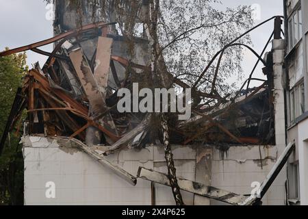 Berlin, Allemagne. 4 mai 2024. Le bâtiment de l'usine détruit à Berlin-Lichterfelde. Travaux d'extinction achevés après un incendie majeur dans la construction d'usine à Berlin-Lichterfelde. L'incendie majeur dans une entreprise de technologie métallurgique à Berlin-Lichterfelde a éclaté vendredi matin, 3 mai 2024. Crédit : Sven Struck/Alamy Live News Banque D'Images