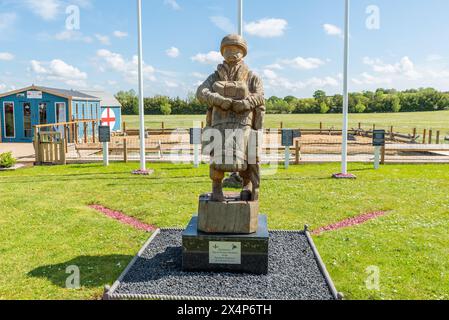 Monument commémoratif de guerre en bois sur le site du Living Memorial de Whitehouse Farm, Rettendon, Essex, Royaume-Uni, dédié au Parachute Regiment & Airbourne Forces Banque D'Images