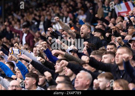 Fans de Leeds avant le match du Sky Bet Championship entre Leeds United et Southampton à Elland Road, Leeds le samedi 4 mai 2024. (Photo : Pat Scaasi | mi News) crédit : MI News & Sport /Alamy Live News Banque D'Images