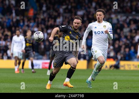 Adam Armstrong (Southampton) affronte Ethan Ampadu (Leeds United) lors du Sky Bet Championship match entre Leeds United et Southampton à Elland Road, Leeds le samedi 4 mai 2024. (Photo : Pat Scaasi | mi News) crédit : MI News & Sport /Alamy Live News Banque D'Images