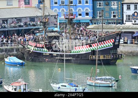 Brixham, Royaume-Uni. 04 mai 2024. Par une chaude journée à Brixham dans le Devon, des pirates du monde entier se rassemblent pour se battre les uns contre les autres. C’est la première fois que Brixham participe à un événement international. Crédit photo : Robert Timoney/Alamy Live News Banque D'Images