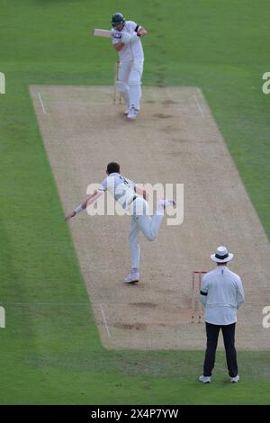 Londres. 4 mai 2024. Henry Brookes (8 Middlesex) bowling à Tom Scriven (88 Leicestershire) lors de la deuxième journée du match de la Division deux du championnat du comté entre Middlesex et Leicestershire au Lord’s Cricket Ground. Crédit : Matthew Starling / Alamy Live News Banque D'Images