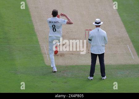 Londres. 4 mai 2024. Henry Brookes (8 Middlesex) en action bowling lors de la deuxième journée du County Championship Division Two match entre le Middlesex et le Leicestershire au Lord’s Cricket Ground. Crédit : Matthew Starling / Alamy Live News Banque D'Images