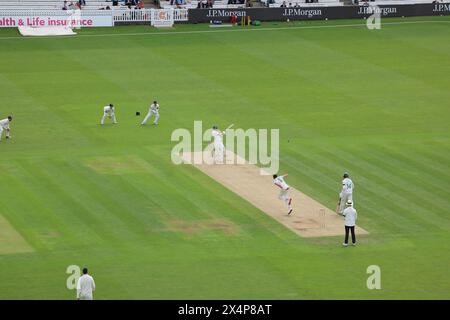 Londres. 4 mai 2024. Henry Brookes (8 Middlesex) bowling à Tom Scriven (88 Leicestershire) lors de la deuxième journée du match de la Division deux du championnat du comté entre Middlesex et Leicestershire au Lord’s Cricket Ground. Crédit : Matthew Starling / Alamy Live News Banque D'Images