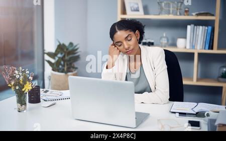 Femme, bureau et dormir avec ordinateur portable, paperasse et burnout dans l'administration financière. Fatigue, audit et femme d'affaires surchargée de travail avec budget Banque D'Images