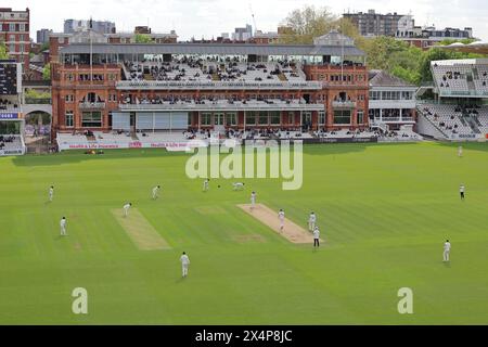 Londres. 4 mai 2024. Henry Brookes (8 Middlesex) bowling à Tom Scriven (88 Leicestershire) lors de la deuxième journée du match de la Division deux du championnat du comté entre Middlesex et Leicestershire au Lord’s Cricket Ground. Crédit : Matthew Starling / Alamy Live News Banque D'Images