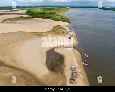 Vue aérienne du Parque da Dunas - Ilha das Canarias, Brésil. Cabanes sur le Delta do Parnaíba et Delta das Americas. Nature luxuriante et dunes de sable. Bateaux Banque D'Images