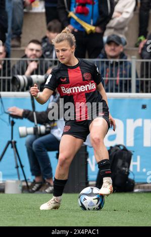 Leverkusen, Allemagne. 04 mai 2024. Leverkusen, Allemagne, 04 mai 2024 : Leverkusen, Allemagne, 04 mai 2024 : Kristin Koegel (11 Leverkusen) contrôle le ballon lors du match Google Pixel Frauen-Bundesliga entre Bayer Leverkusen et Bayern München au stade Ulrich-Haberland-Stadion de Leverkusen, Allemagne (Martin Pitsch/SPP) crédit : SPP Sport Press photo. /Alamy Live News Banque D'Images