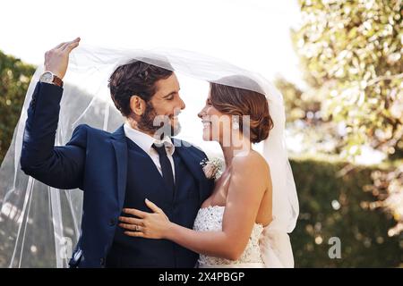 Les gens, couple et heureux pour le mariage en plein air avec amour, anniversaire et cérémonie avec joie. Relation, marié et sourire pour l'engagement, l'unité Banque D'Images