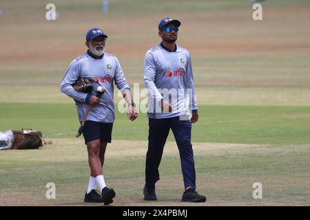 Le capitaine de l'équipe T20 du Bangladesh Najmul Hasan Shanto (à droite) et l'entraîneur-chef Chandika Hathurusinghe (à gauche) en route pendant les entraînements au Zahur Ahmed Chowdhury Stad Banque D'Images