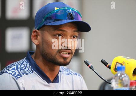 Le capitaine de l'équipe T20 du Bangladesh, Najmul Hasan Shanto, assiste à une conférence de presse avant match au stade Zahur Ahmed Chowdhury, Chattogram, Bangladesh, le 2 mai Banque D'Images