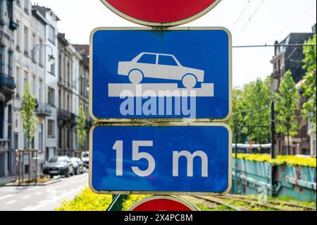 Jette, région de Bruxelles-capitale, Belgique - 1er mai 2024 - panneau d'avertissement pour obstacle de voiture dans un tunnel de tramway Banque D'Images