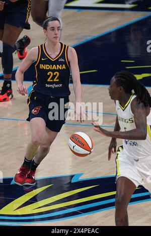 Arlington, États-Unis. 03 mai 2024. Caitlin Clark #22 de Indiana Fever gère le ballon lors du match de pré-saison WNBA entre les Dallas Wings et l'Indiana Fever au College Park Center. Score final Dallas Wings 79 - 76 Indiana Fever. Crédit : Sipa USA/Alamy Live News Banque D'Images