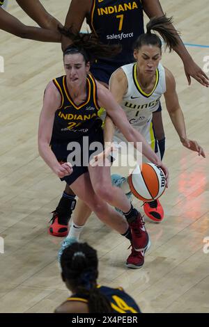 Arlington, États-Unis. 03 mai 2024. Caitlin Clark #22 de Indiana Fever dribble la balle lors du match de pré-saison WNBA entre les Dallas Wings et l'Indiana Fever au College Park Center. Score final Dallas Wings 79 - 76 Indiana Fever. Crédit : Sipa USA/Alamy Live News Banque D'Images