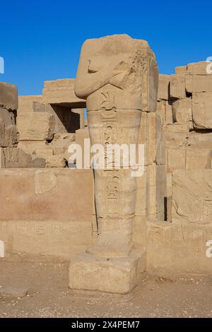 Une statue d'Osiride sans tête du pharao égyptien Ramsès II au complexe du temple de Karnak à Louxor, en Égypte Banque D'Images