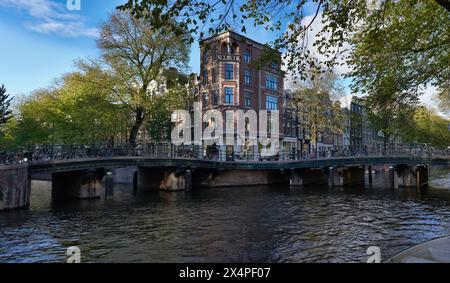 La Hollande, Amsterdam, vue sur deux des nombreux canaux et deux ponts downtown Banque D'Images