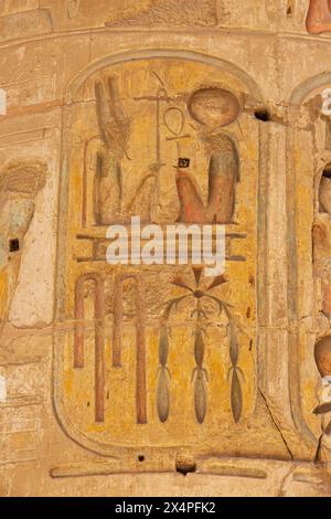 Cartouche coloré du pharao égyptien Ramsès II sur une colonne de la Grande salle hypostyle dans le complexe du temple de Karnak à Louxor, en Égypte Banque D'Images