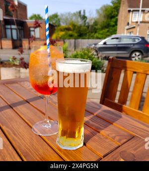 Pinte de lager et un grand cocktail sur une table dans un jardin de pub.modèles disponibles. Banque D'Images