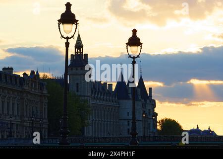 Coucher de soleil spectaculaire sur la Seine et Conciergerie à Paris, France. Fond de voyage coloré. Banque D'Images