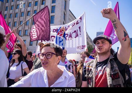 Varsovie, Pologne. 01 mai 2024. Un partisan du parti politique Razem lève le poing dans la défiance socialiste pendant le rassemblement. Le 1er mai, la Pologne célèbre la fête du travail. À Varsovie, des travailleurs, des militants politiques et d'autres membres de la gauche se sont rassemblés dans le centre de la ville et ont participé à un défilé en l'honneur des travailleurs du pays. Cette année, le défilé a voyagé du parc ?wi?tokrzyski à l'Institut national du patrimoine culturel et a été dirigé par le député polonais du Parlement européen, Robert Biedron. (Photo de Neil Milton/SOPA images/SIPA USA) crédit : SIPA USA/Alamy Live News Banque D'Images