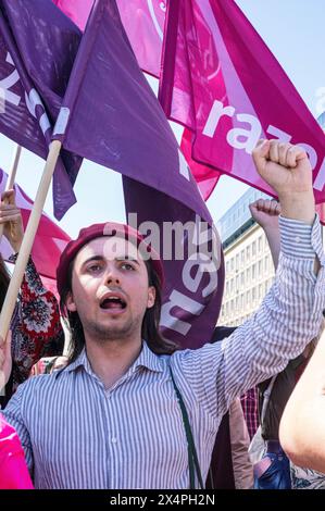 Varsovie, Pologne. 01 mai 2024. Un partisan a vu lever le poing en solidarité avec les travailleurs polonais le jour de la fête du travail. Le 1er mai, la Pologne célèbre la fête du travail. À Varsovie, des travailleurs, des militants politiques et d'autres membres de la gauche se sont rassemblés dans le centre de la ville et ont participé à un défilé en l'honneur des travailleurs du pays. Cette année, le défilé a voyagé du parc ?wi?tokrzyski à l'Institut national du patrimoine culturel et a été dirigé par le député polonais du Parlement européen, Robert Biedron. (Photo de Neil Milton/SOPA images/SIPA USA) crédit : SIPA USA/Alamy Live News Banque D'Images