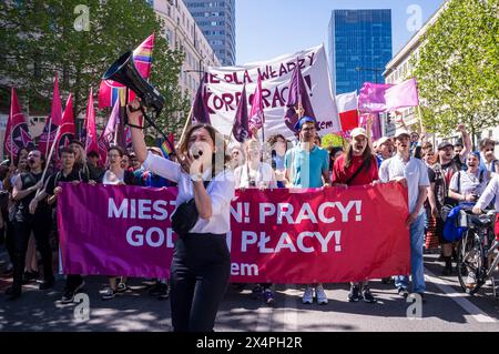 Varsovie, Pologne. 01 mai 2024. Des jeunes polonais ont vu marcher avec des banderoles et des drapeaux pendant le rassemblement. Le 1er mai, la Pologne célèbre la fête du travail. À Varsovie, des travailleurs, des militants politiques et d'autres membres de la gauche se sont rassemblés dans le centre de la ville et ont participé à un défilé en l'honneur des travailleurs du pays. Cette année, le défilé a voyagé du parc ?wi?tokrzyski à l'Institut national du patrimoine culturel et a été dirigé par le député polonais du Parlement européen, Robert Biedron. (Photo de Neil Milton/SOPA images/SIPA USA) crédit : SIPA USA/Alamy Live News Banque D'Images