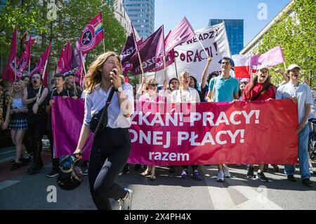 Varsovie, Pologne. 01 mai 2024. Les jeunes polonais ont quitté la marche avec des banderoles et des drapeaux pendant le rassemblement. Le 1er mai, la Pologne célèbre la fête du travail. À Varsovie, des travailleurs, des militants politiques et d'autres membres de la gauche se sont rassemblés dans le centre de la ville et ont participé à un défilé en l'honneur des travailleurs du pays. Cette année, le défilé a voyagé du parc ?wi?tokrzyski à l'Institut national du patrimoine culturel et a été dirigé par le député polonais du Parlement européen, Robert Biedron. (Photo de Neil Milton/SOPA images/SIPA USA) crédit : SIPA USA/Alamy Live News Banque D'Images