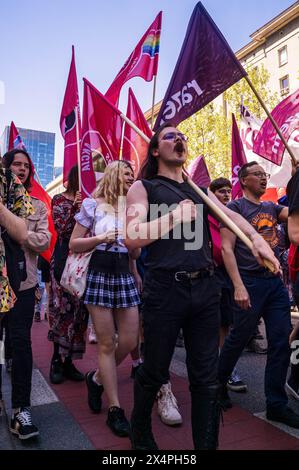 Varsovie, Pologne. 01 mai 2024. Un manifestant porte un drapeau pour le nouveau groupe, action socialiste, et chante des slogans pendant le rassemblement. Le 1er mai, la Pologne célèbre la fête du travail. À Varsovie, des travailleurs, des militants politiques et d'autres membres de la gauche se sont rassemblés dans le centre de la ville et ont participé à un défilé en l'honneur des travailleurs du pays. Cette année, le défilé a voyagé du parc ?wi?tokrzyski à l'Institut national du patrimoine culturel et a été dirigé par le député polonais du Parlement européen, Robert Biedron. (Photo de Neil Milton/SOPA images/SIPA USA) crédit : SIPA USA/Alamy Live News Banque D'Images