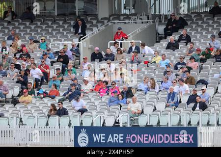 Londres. 4 mai 2024. Vue générale des fans à l’intérieur de la grande tribune pendant la deuxième journée du match de la Division deux du championnat du comté entre le Middlesex et le Leicestershire au Lord’s Cricket Ground. Crédit : Matthew Starling / Alamy Live News Banque D'Images