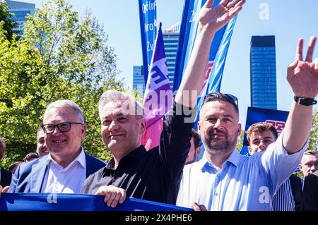 1er mai 2024, Varsovie, Mazowieckie, Pologne : Robert Biedron (au centre), député polonais au Parlement européen, fait des vagues aux partisans lors de la marche pendant le défilé. Le 1er mai, la Pologne célèbre la fête du travail. À Varsovie, des travailleurs, des militants politiques et d'autres membres de la gauche se sont rassemblés dans le centre de la ville et ont participé à un défilé en l'honneur des travailleurs du pays. Cette année, le défilé a voyagé du parc ?wi?tokrzyski à l'Institut national du patrimoine culturel et a été dirigé par le député polonais du Parlement européen, Robert Biedron. (Crédit image : © Neil Milton/SOPA images via ZUMA Pre Banque D'Images