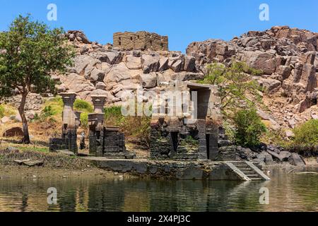 La porte du temple du Sanctuaire d'Isis, qui fait partie du complexe du temple de Philae (un site du patrimoine mondial de l'UNESCO) sur l'île Bigeh (Nubie), Égypte Banque D'Images