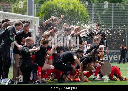 Leverkusen, Allemagne. 04 mai 2024. Leverkusen, Allemagne, 04 mai 2024 : Leverkusen, Allemagne, 04 mai 2024 : les joueurs du Bayern Munich célèbrent le championnat lors du match Google Pixel Frauen-Bundesliga entre Bayer Leverkusen et Bayern München au stade Ulrich-Haberland-Stadion de Leverkusen, Allemagne (Martin Pitsch/SPP) crédit : SPP Sport Press photo. /Alamy Live News Banque D'Images