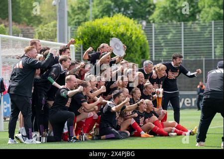 Leverkusen, Allemagne. 04 mai 2024. Leverkusen, Allemagne, 04 mai 2024 : Leverkusen, Allemagne, 04 mai 2024 : les joueurs et le personnel du Bayern Munich célèbrent le championnat lors du match Google Pixel Frauen-Bundesliga entre Bayer Leverkusen et Bayern München au stade Ulrich-Haberland de Leverkusen, Allemagne (Martin Pitsch/SPP) crédit : SPP Sport Press photo. /Alamy Live News Banque D'Images