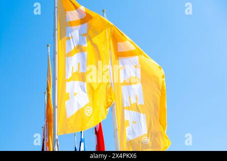 PRAGUE, TCHÉQUIE -AVRIL, 2024 : drapeaux jaunes IKEA contre le ciel bleu. Banque D'Images