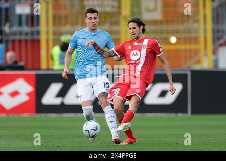 Monza, Italie. 4 mai 2024. Andrea Colpani de l'AC Monza passe le ballon alors que Nicolo Casale du SS Lazio termine le match de Serie A au U-Power Stadium de Monza. Le crédit photo devrait se lire : Jonathan Moscrop/Sportimage crédit : Sportimage Ltd/Alamy Live News Banque D'Images