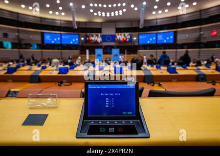 4 mai 2024, Bruxelles, Belgique. Un terminal d'information dans l'hémicycle à l'intérieur du Parlement européen qui dit "Journée de l'Europe 2024" lors de la journée portes ouvertes au public de l'UE. Crédit : Jay Kogler/Alamy Live News Banque D'Images