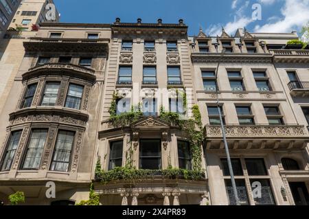 Maisons de luxe le long de l'E. 67e dans le quartier historique de Upper Eastside par un après-midi de printemps ensoleillé, 2024, New York City, USA Banque D'Images