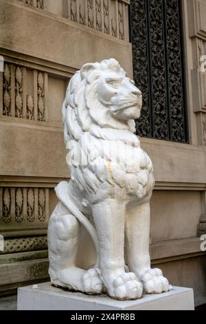 Maisons de luxe le long de l'E. 67e dans le quartier historique de Upper Eastside par un après-midi de printemps ensoleillé, 2024, New York City, USA Banque D'Images