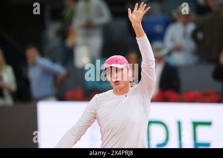 Madrid, Espagne. 05 mai 2024. IgA Swiatek de Pologne fête avec après une victoire contre Sabalenka après leur finale de Singles féminin lors de l'Open Mutua Madrid à la Caja Magica le 04 mai 2024 à Madrid, Espagne (photo par Oscar Gonzalez/Sipa USA) crédit : Sipa USA/Alamy Live News Banque D'Images