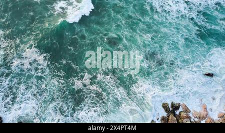Vue aérienne des vagues de l'océan Atlantique, Portugal Banque D'Images