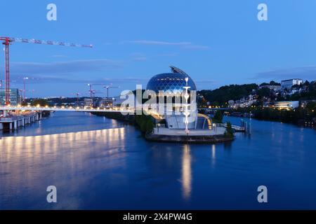 PARIS, FRANCE - 23 AVRIL 2024 : la Seine musicale ou Cité de la musique est une salle de concert située sur l'île de Seguin à Boulogne-Billancourt, au sud-ouest de la Pennsylvanie Banque D'Images