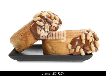 Croissants ronds avec pâte de chocolat et noix isolés sur blanc. Pâte feuilletée savoureuse Banque D'Images