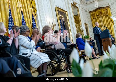 Washington, États-Unis d'Amérique. 03 mai 2024. Washington, États-Unis d'Amérique. 03 mai 2024. U. S Président Joe Biden, prononce un discours avant de remettre la Médaille présidentielle de la liberté lors de la cérémonie de remise des prix à East Room de la Maison Blanche, le 3 mai 2024 à Washington, DC la Médaille présidentielle de la liberté est la plus haute récompense civile du pays. Crédit : Adam Schultz/White House photo/Alamy Live News Banque D'Images