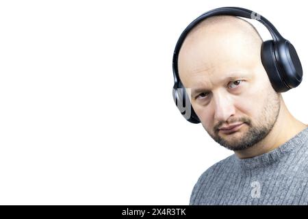 C'est un portrait captivant d'un homme, placé sur un fond blanc dur. Il est vêtu d'un pull en laine grise finement tricoté Banque D'Images