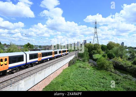 Walthamstow Wetlands est un réservoir d'eau de la Tamise de 160 hectares entièrement opérationnel qui est la principale source d'approvisionnement en eau pour 3,5 millions de personnes. Walthamstow Wetlands est également une réserve naturelle d'importance internationale, offrant un abri à une grande variété d'animaux sauvages, de la sauvagine rare aux oiseaux de proie majestueux. Banque D'Images