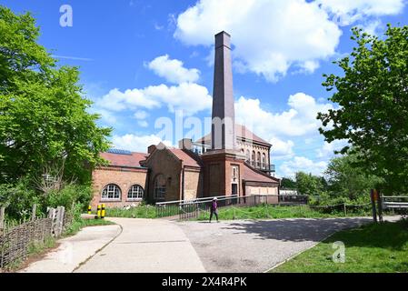 Walthamstow Wetlands est un réservoir d'eau de la Tamise de 160 hectares entièrement opérationnel qui est la principale source d'approvisionnement en eau pour 3,5 millions de personnes. Walthamstow Wetlands est également une réserve naturelle d'importance internationale, offrant un abri à une grande variété d'animaux sauvages, de la sauvagine rare aux oiseaux de proie majestueux. Banque D'Images